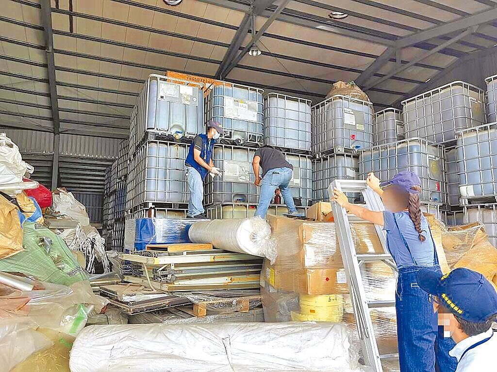 高雄市鼓山區有不肖業者過去4年陸續在高雄市、屏東縣、台南市承租廠房棄置大量有害事業廢棄物，甚至被驗出超標的重金屬鎘。圖為高雄非法棄置場址搜索行動及採樣作業。（環境部提供／蔡佩珈台北傳真）