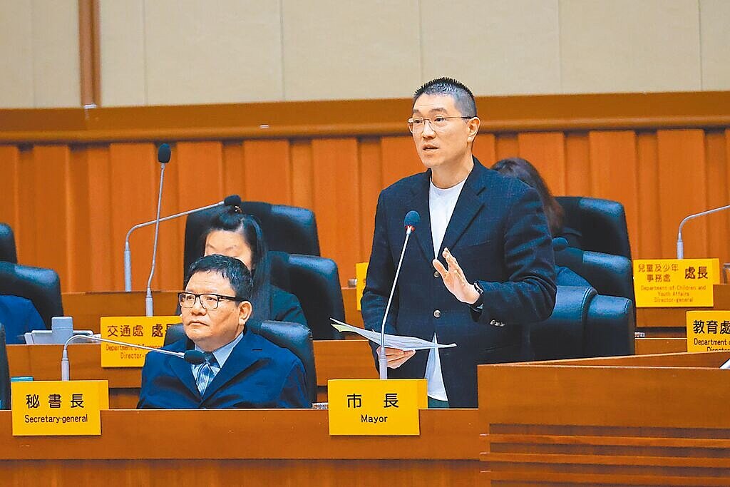 基隆市議會10日開臨時會，基隆市長謝國樑（右）表示，新北市政府預估基隆捷運需追加工程經費至1200多億元，遭到中央打回票，未來可能要思考增加興建年限或增加預算規模因應。（徐佑昇攝）