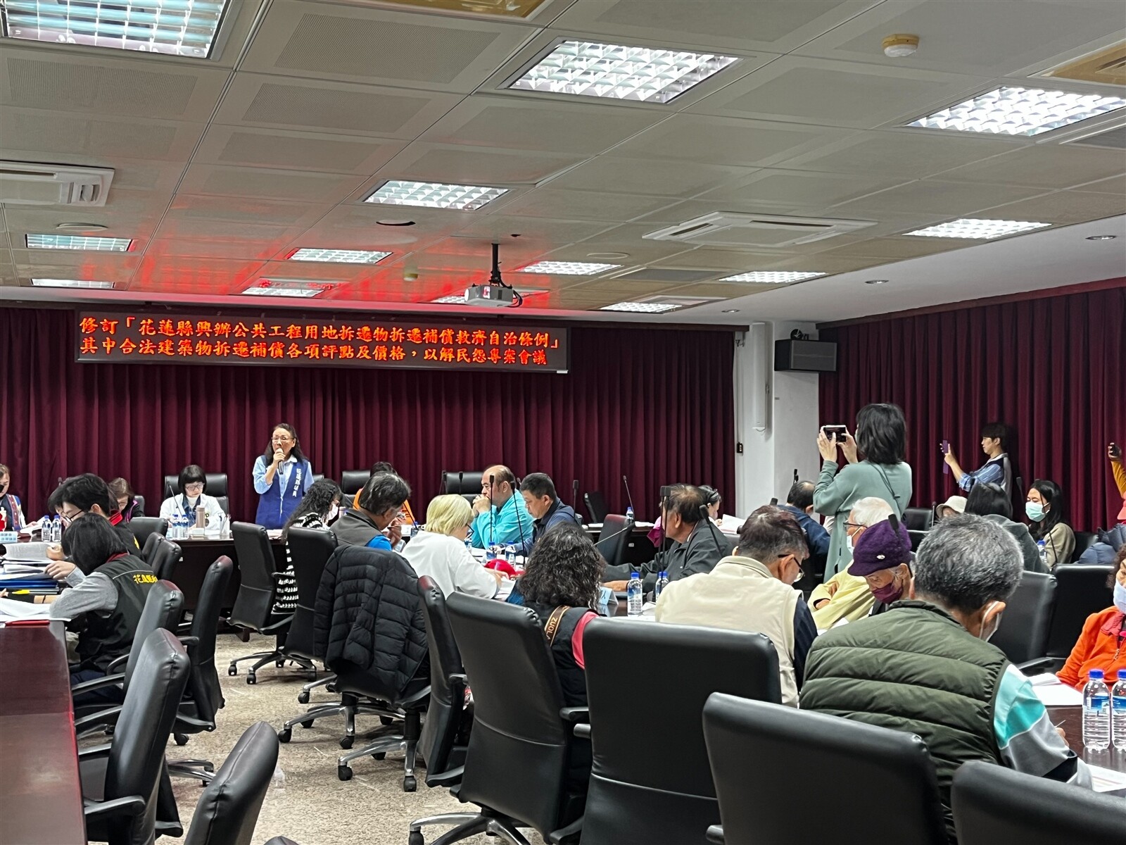 公路局推動台9線玉里鎮三民段道路拓寬工程,需徵收民宅與土地,但花蓮縣政府的公共工程拆遷補償辦法,仍採用102年的自治條例評點,引起民怨,縣議會今召開專案會議協調。記者王思慧/攝影
