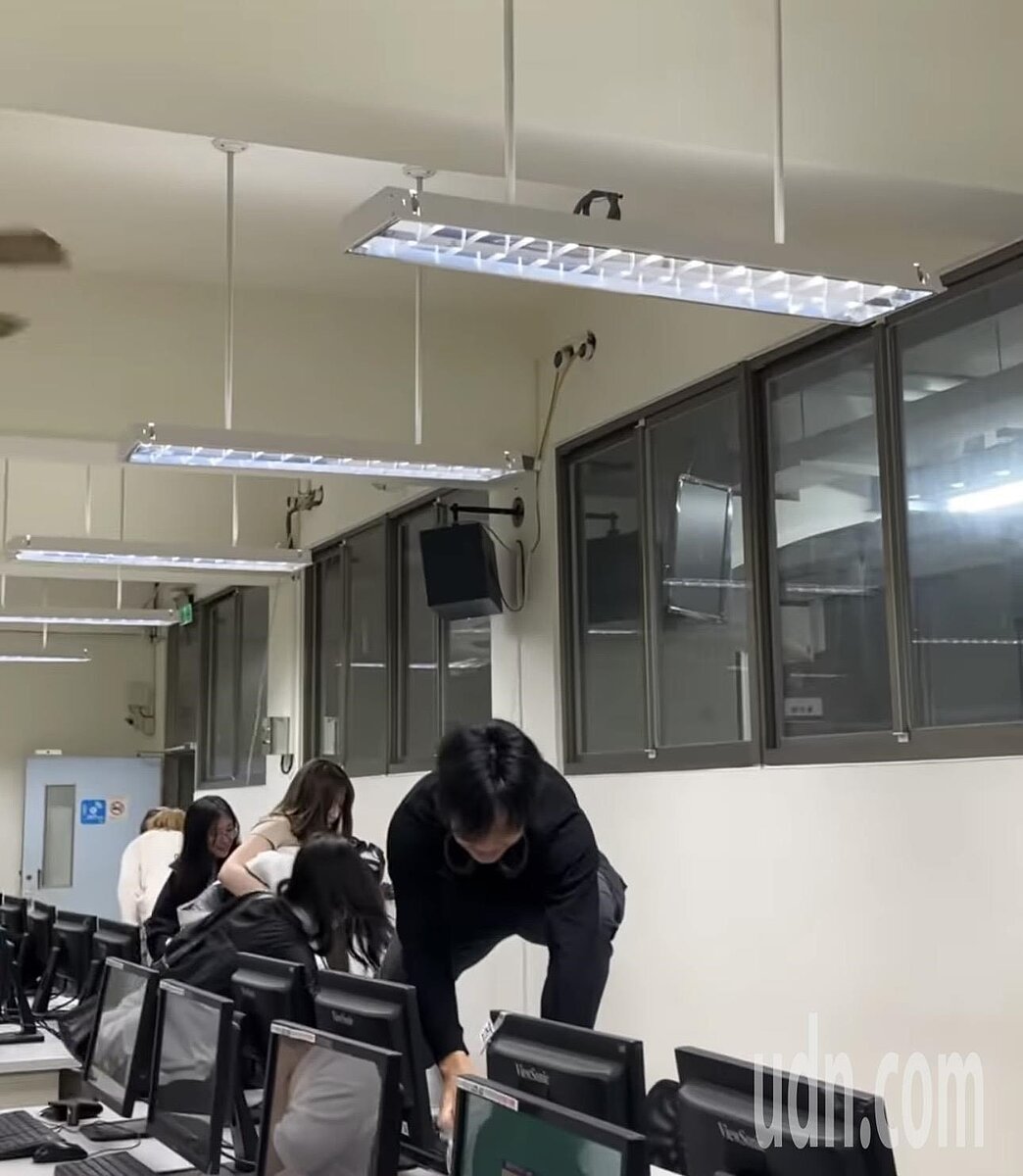 高雄某科技大學電腦教室突然噴出小瀑布,學生跳上桌奔逃,被網友笑稱是蜘蛛人。圖/取自Threads