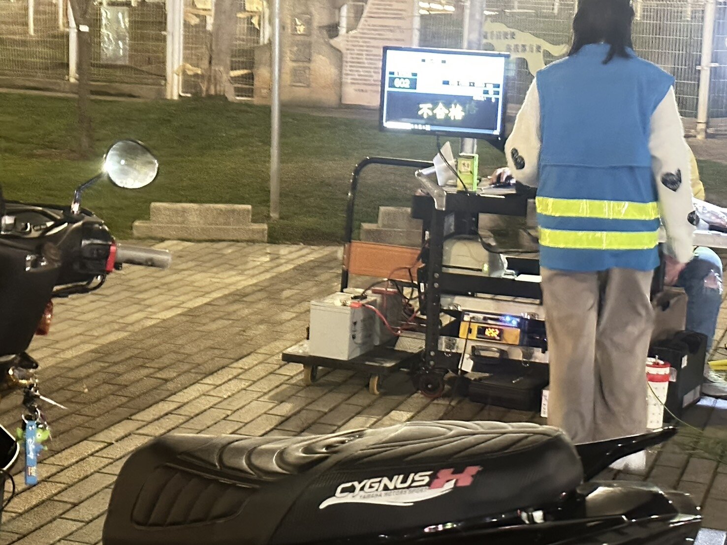 環警合計攔查10部汽機車,共4部噪音超標,均當場開單告發,後續並要通知複驗。圖:警方提供