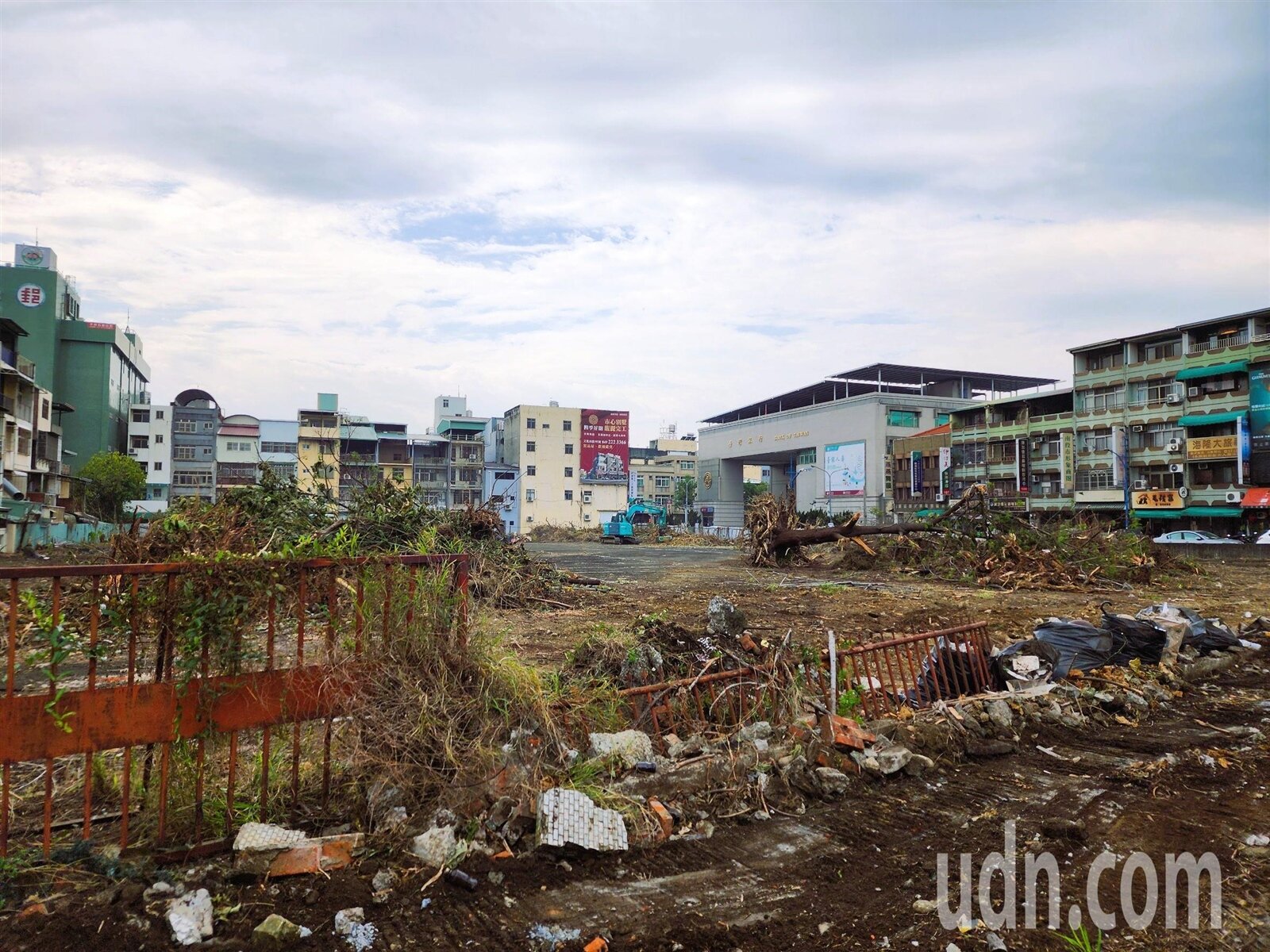 南投縣政府以近7億元買下南投市復興路、三和三路的舊台汽車站土地興建交通轉運站,已開始整地,並規畫招商前先作為臨時停車場。記者賴香珊/攝影