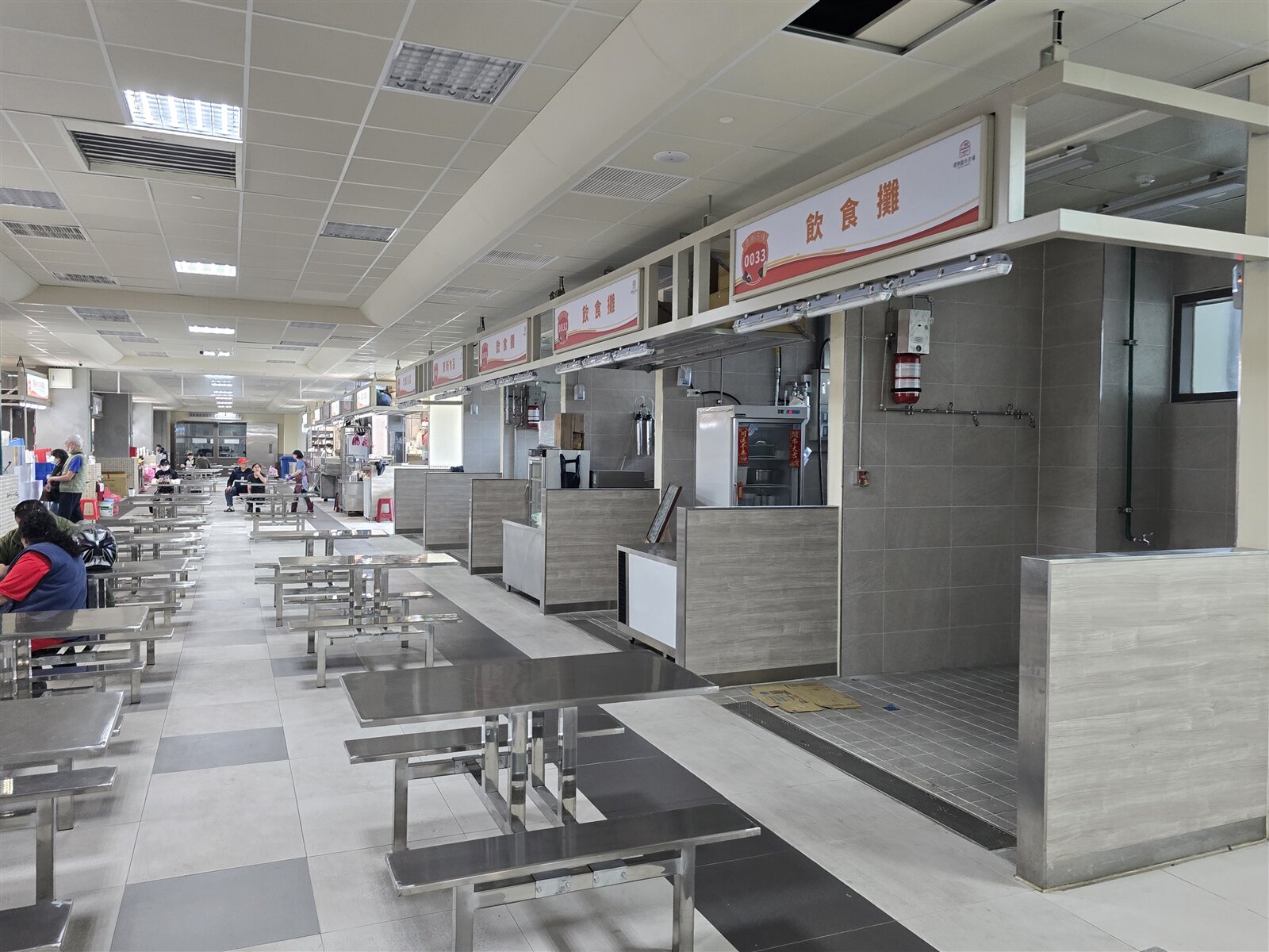 二樓餐飲部門仍有許多店面尚未進駐。記者邱書昱/攝影