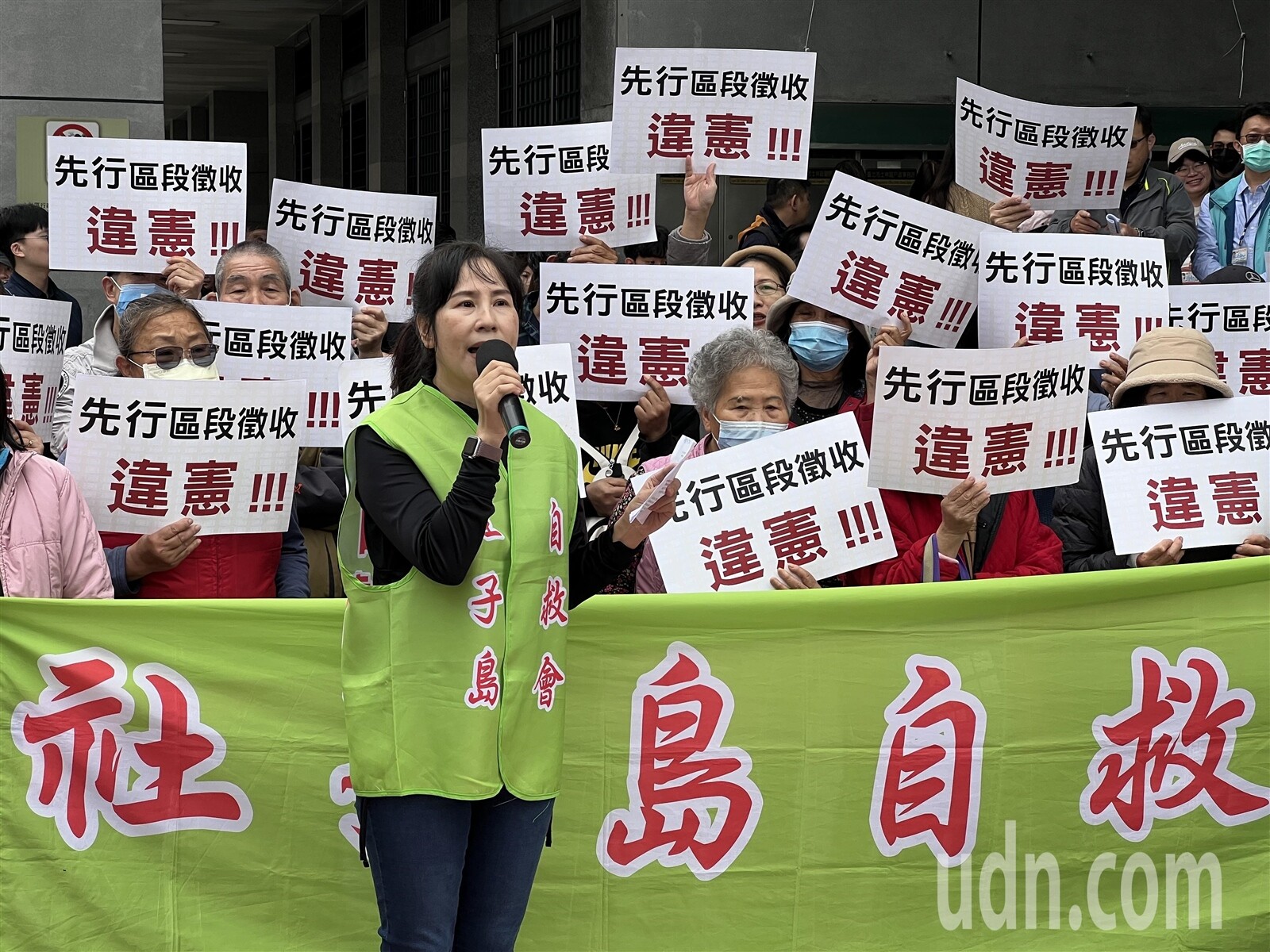 社子島自救會發言人李華萍今批，公聽會只是市府跑流程。記者林佳彣／攝影 