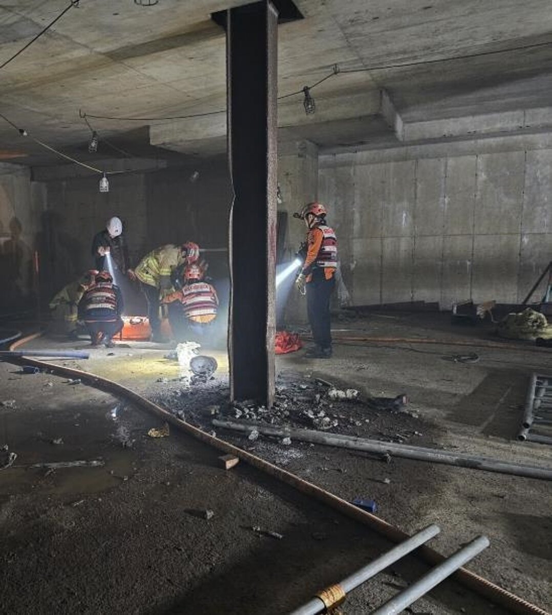 南韓首爾市江南區清潭洞一處建築工地11日上午疑發生瓦斯氣爆事故，導致3名50多歲工人輕重傷。取自yt畫面