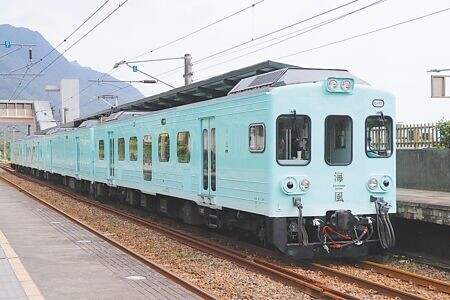 台鐵觀光列車海風號打造全台首創甜點列車,去年12月首航後一票難求,3個月吸引逾4000人次搭乘。(蔡明攝)