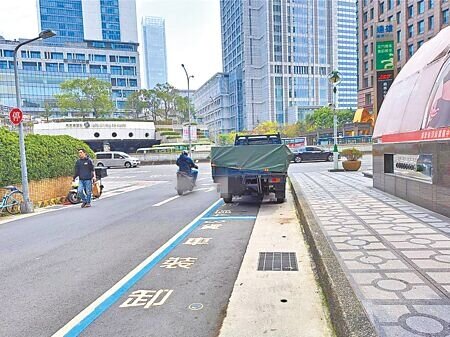 台北市1999市民當家熱線近5年接獲3900件與貨車裝卸貨專用停車格相關陳情案,多數為車格遭占用,北市停管處預告明年底將完成全市路邊收費汽車格全智慧化。(予菱攝)