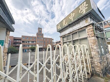有52年歷史的台南市私立城光中學,2017年熄燈,2020年向市府申請變更,將改辦社會福利事業,惟期限已過,案子也未通過,教育局日前已發文要求解散清算。(曹婷婷攝)
