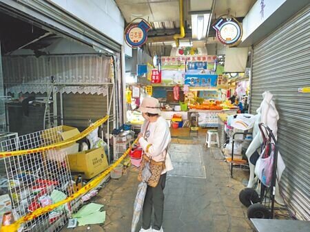 台中市西區第五公有零售市場5日發生火警,目前有9成以上店家恢復營業,但仍有12家商家與攤位受影響仍無法做生意。(李京昇攝)