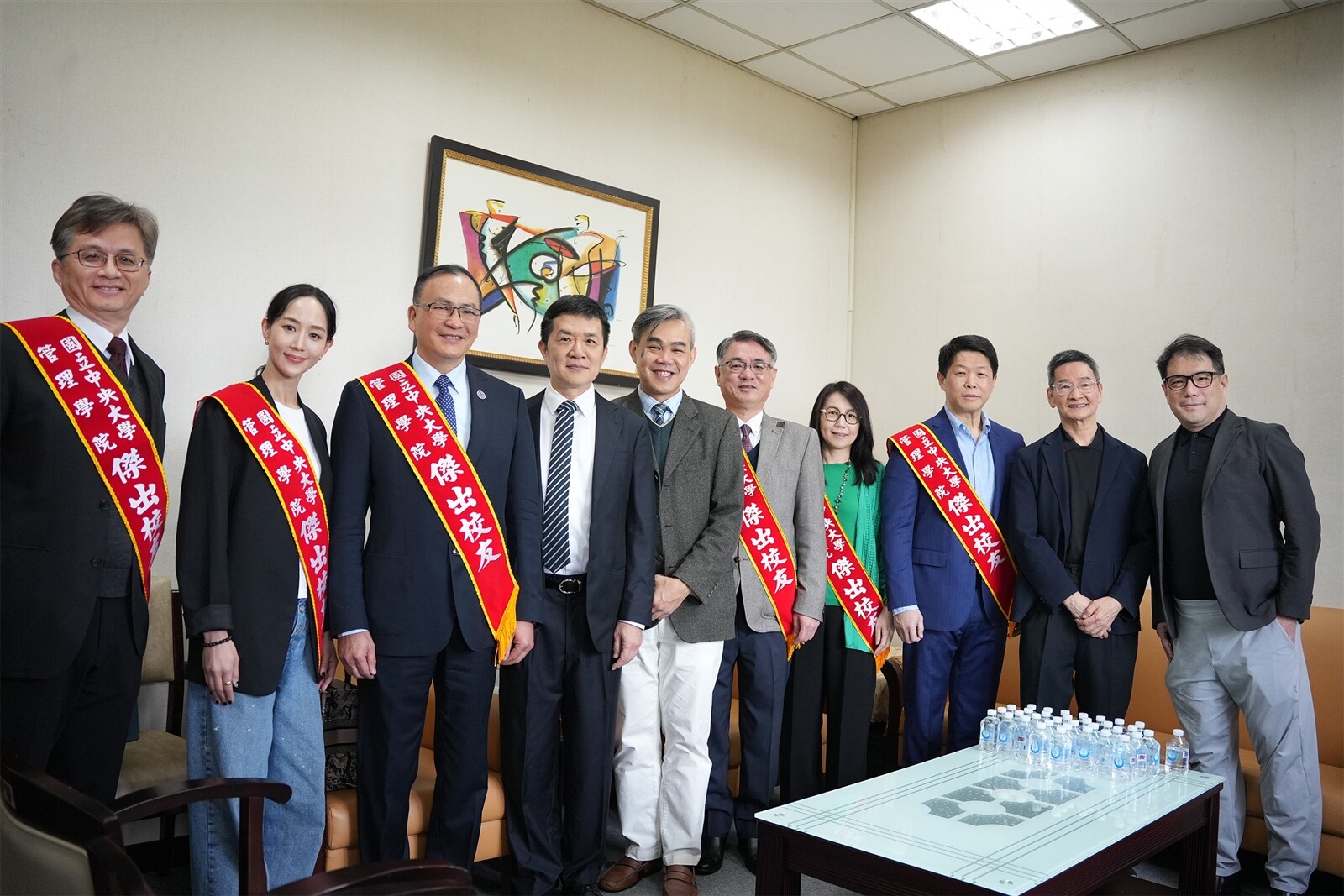中央大學管理學院系所主管出席頒獎典禮,恭賀六位傑出校友。圖:中央大學提供