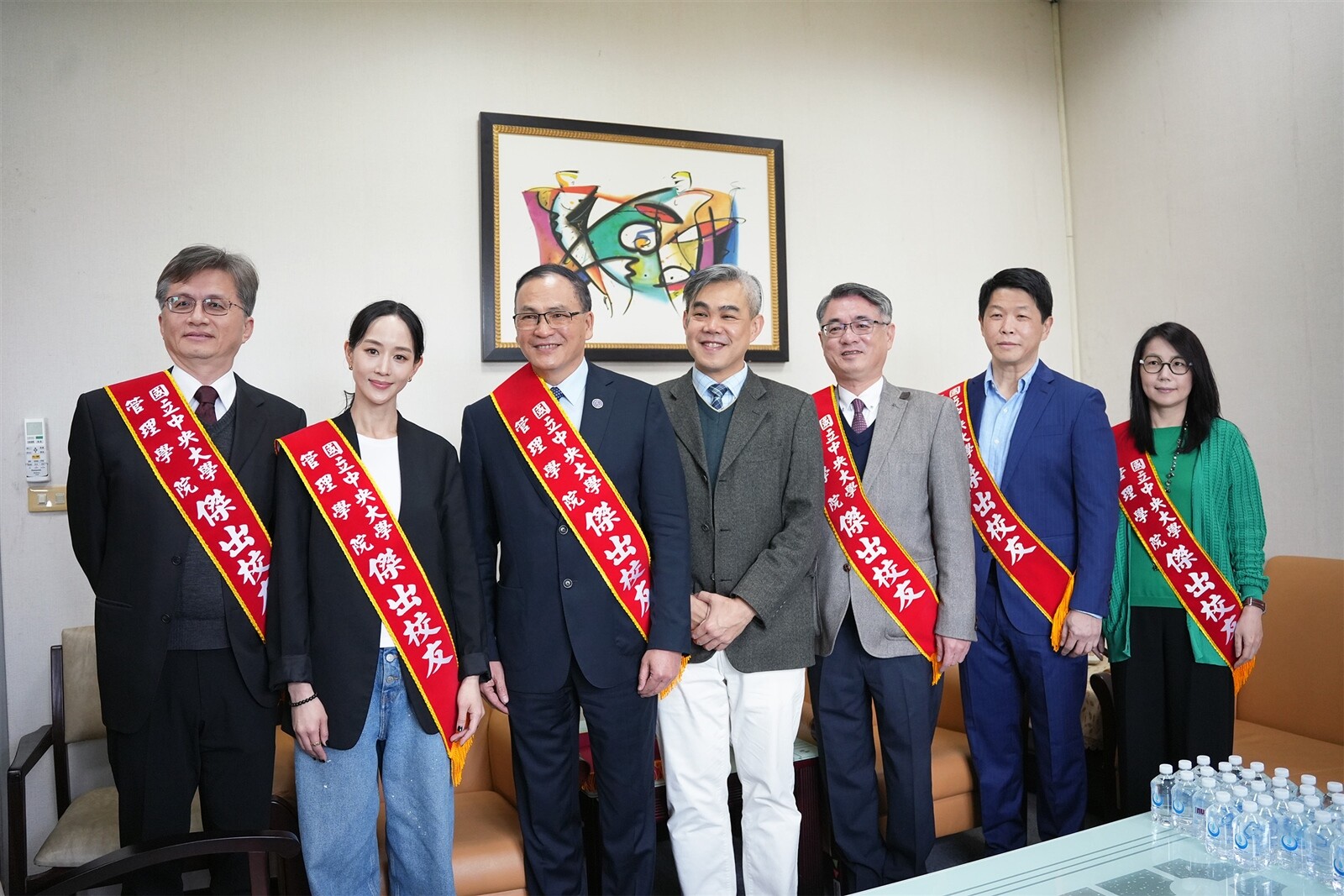 中央大學管理學院表揚第14屆傑出校友,左起企管系校友李杰翰、產經所校友張鈞甯、EMBA校友莊嘉郁、管理學院院長葉錦徽、人資所校友黃郁仁、資管系校友顧大為和財金系校友謝宛芝。圖:中央大學提供