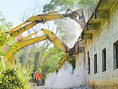 拆龍山巷違建　疏緩沙鹿水患