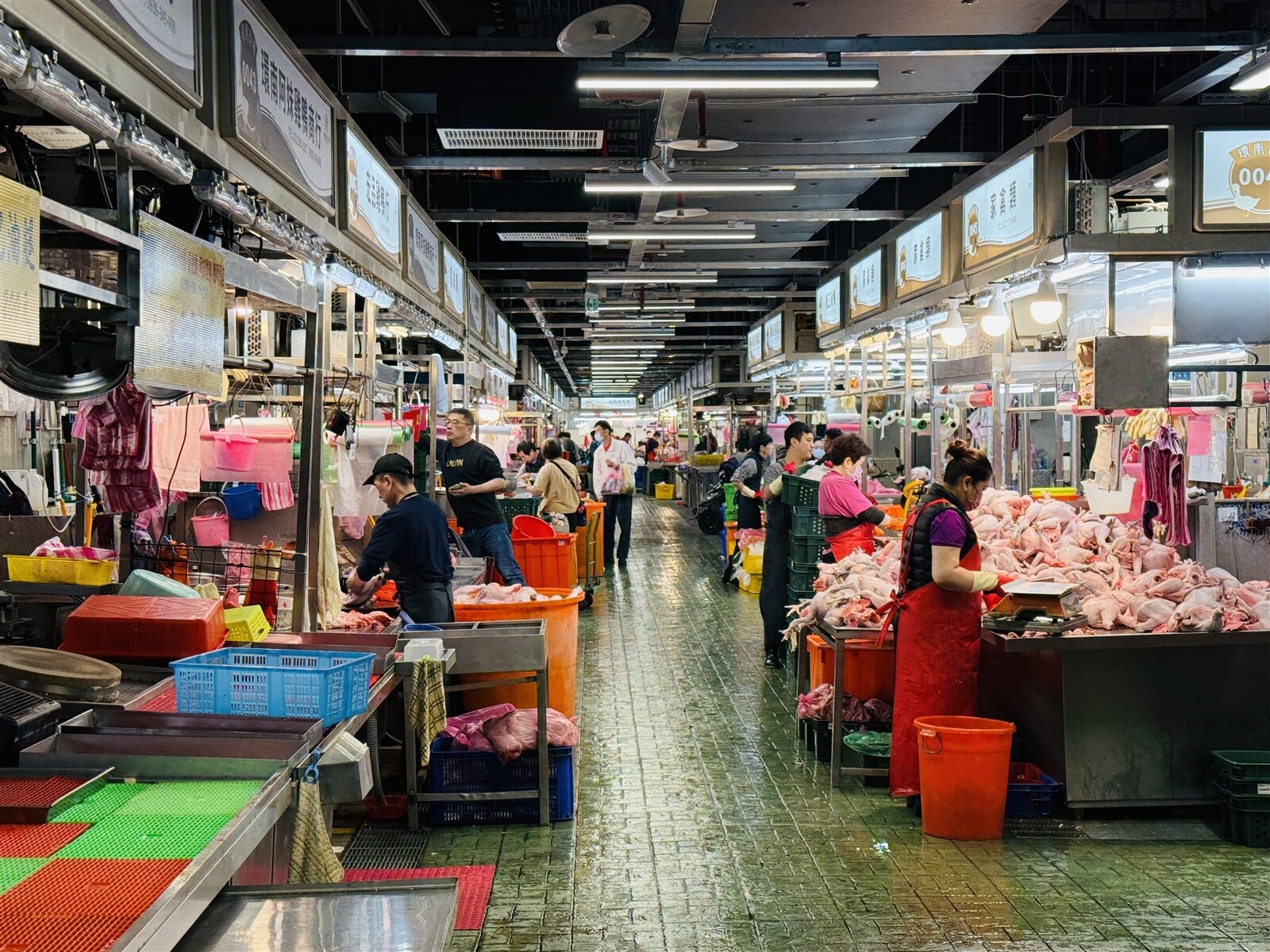 台北市環南市場遭詐團鎖定,有肉商和菜販遭騙光畢生積蓄。記者張宏業/攝影