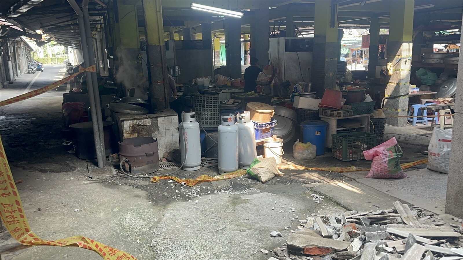 台南楠西公有零售市場受損嚴重被貼紅單，仍有攤商在內做生意。記者周宗禎／攝影 