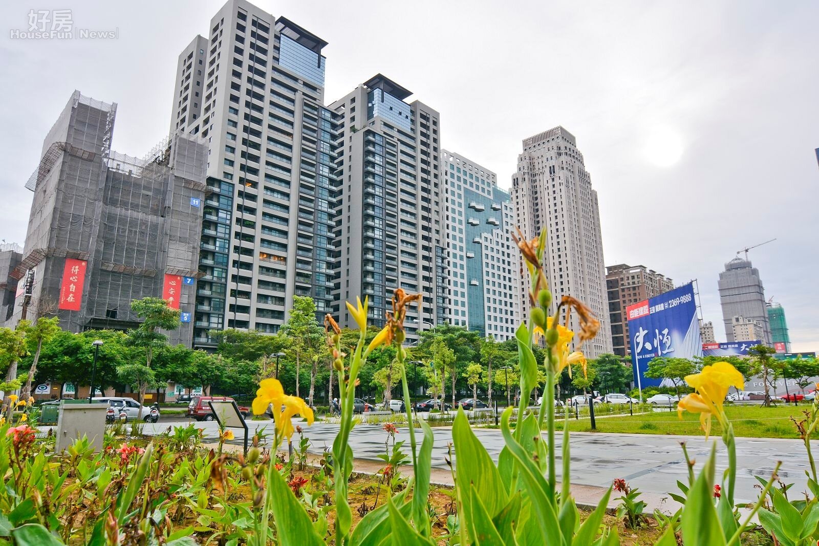 台中市政府,台中市七期重劃區,商辦大樓群聚照,新市政中心後方廣場。(好房News記者 陳韋帆/攝影)