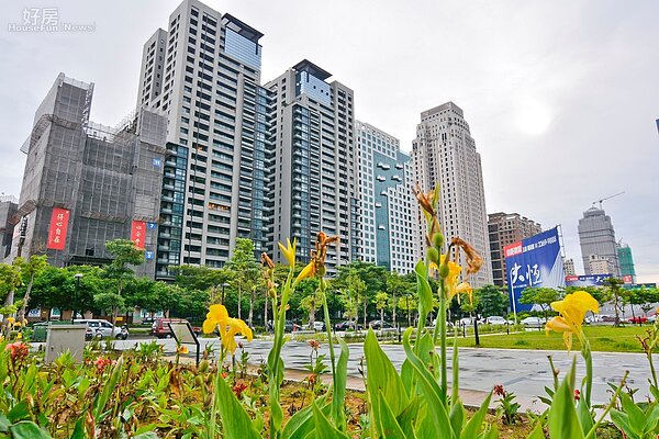 台中市政府,台中市七期重劃區,商辦大樓群聚照,新市政中心後方廣場。(好房News記者 陳韋帆/攝影)