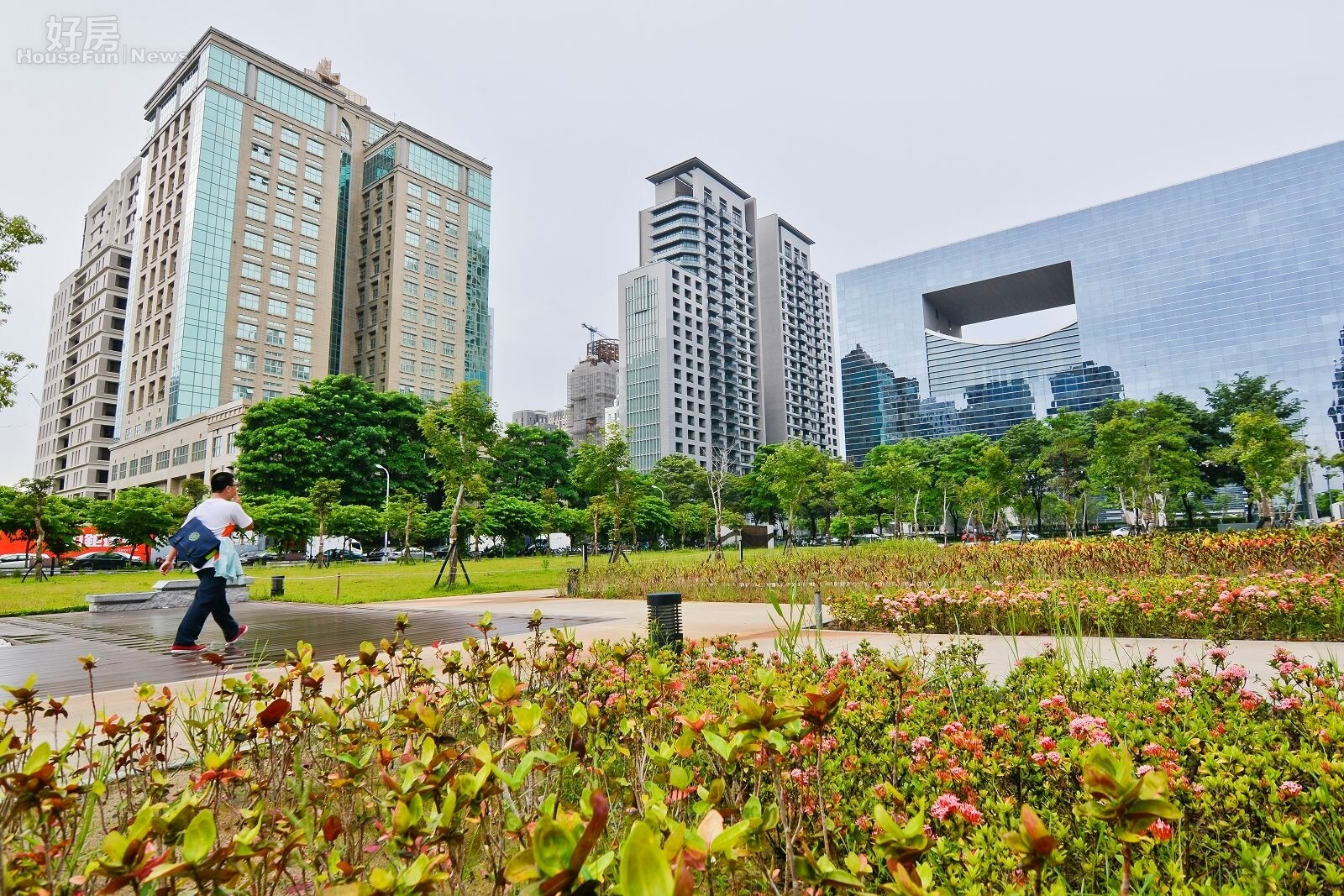 台中市政府,台中市七期重劃區,商辦大樓群聚照,新市政中心後方廣場。(好房News記者 陳韋帆/攝影)