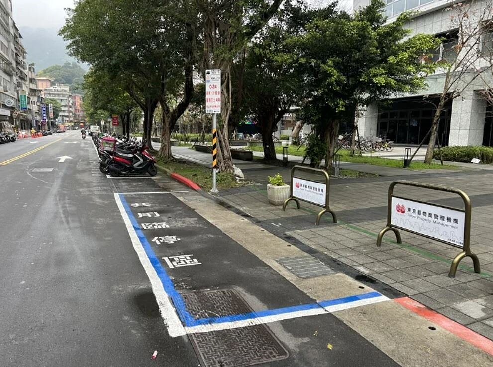 台北市共有逾2200卸貨停車格方便商家上下貨使用,卻有民眾發現有車輛佔用一整天都未見開罰,議員指出,市府近年導入智慧車柱科技執法,但有裝設卸貨車格目前僅67格,人工執法與科技執法效能更相差18倍,呼籲市府應盡快完成裝設。示意圖。圖/聯合報系資料照