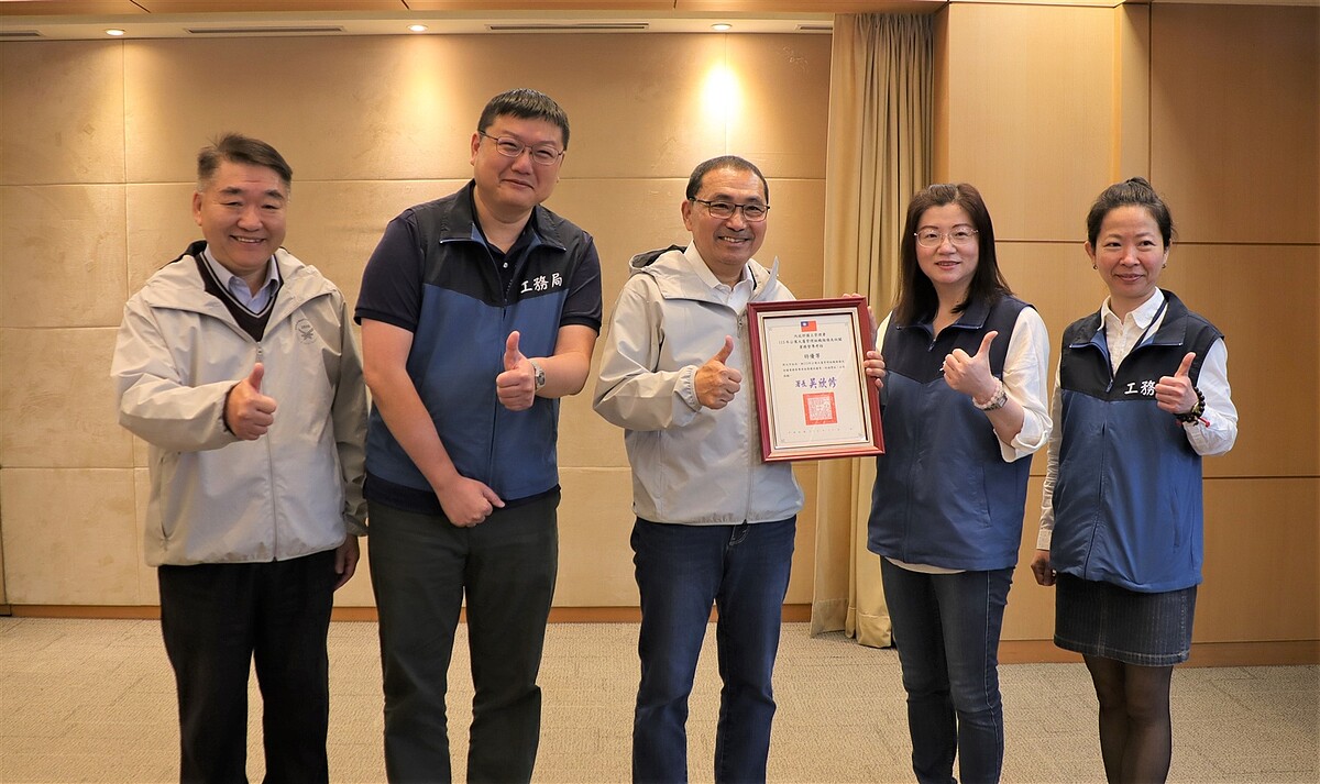 新北市工務局在「113年公寓大廈管理組織報備及相關業務考核」,榮獲「特優」的佳績,12日由工務局長馮兆麟(左1)率領公寓科同仁,將獎項獻給市長侯友宜(中)。圖/新北市政府提供