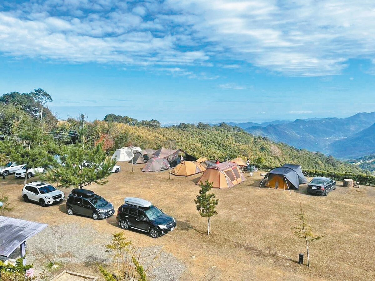 根據觀光署最新統計,目前全台還有1761處不合法露營區,合法露營區僅154處,違法露營區居高不下,為合法露營區的11倍。圖為桃園市露營場現況。圖/桃園市環保局提供