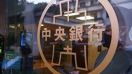 去年美元獨強,央行阻貶新台幣,淨賣匯164億美元,創新高。圖∕本報資料照片
