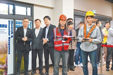 台北市教育局斥資近千萬元成立「台北市無人機教育中心」,培育無人機種子教師、提升學生無人機教育知能,台北市副市長張溫德(左一)12日為無人機教育中心揭牌。(予菱攝)