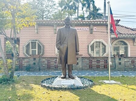 
11年前在台南市湯德章紀念公園被拉倒的國父銅像，如今重見天日，矗立在仁德區二空新村文化園區。（曹婷婷攝）

