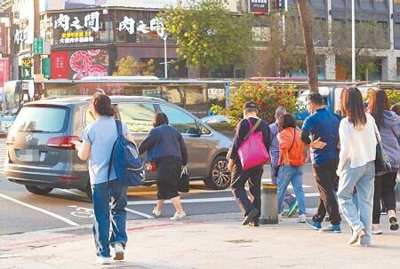 交通部長陳世凱12日接受媒體專訪表示,行人在斑馬線被撞傷或撞死是「國恥」,因此今年將啟動修法加嚴車輛不停讓行人的處罰。(陳君瑋攝)