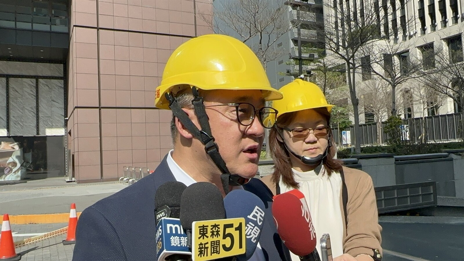 新光三越台中中港店氣爆滿一個月，消費者、廠商和櫃哥櫃姐都在問何時能復業？新光三越公關協理張家齊今天回應說，這不僅僅是消費者，也是新光三越最關心的問題。記者黃寅／攝影 