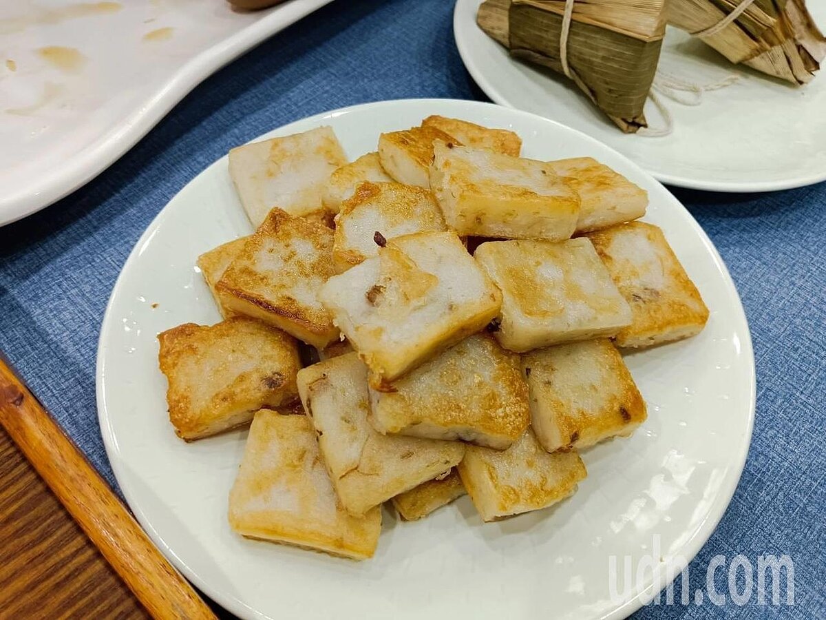 近日有一位網友在南韓論壇發文分享台灣早餐的種類，並一一介紹油條、刈包、蛋餅、蔥抓餅等台式美食，貼文曝光後，引起不少南韓網友的共鳴。圖為蘿蔔糕。記者戴永華／攝影 