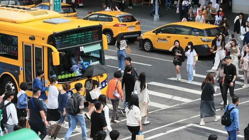 交通部長陳世凱接受媒體專訪時表示,行人走在斑馬線上被車撞傷或撞死是「國恥」,今年會修法祭出更嚴厲罰則,未禮讓行人重罰3.6萬元。聯合報系資料照