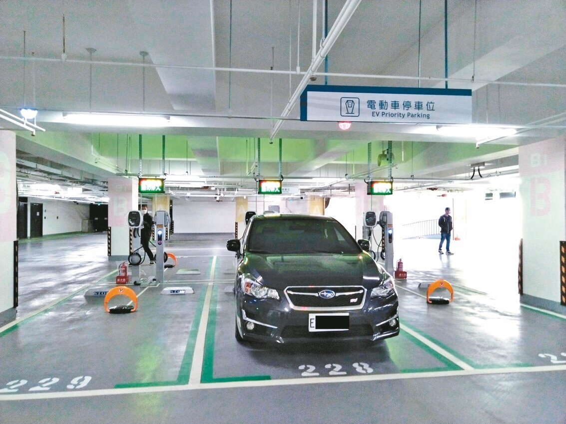 許多社區大樓因為管委會不同意,而無法設置充電樁。圖為充電樁示意圖。記者林麗玉/攝影