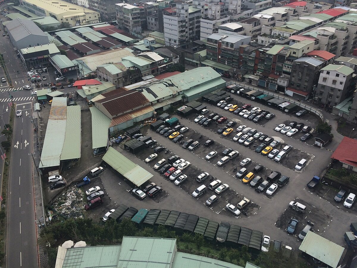 板橋埔墘4-7區現況多為鐵皮工廠或停車場。圖/新北市地政局提供