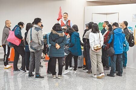 旅遊業對賴清德總統談話感到憂心,禁團令解除恐無望。圖為觀光團領隊向團員說明注意事項。(本報資料照片)