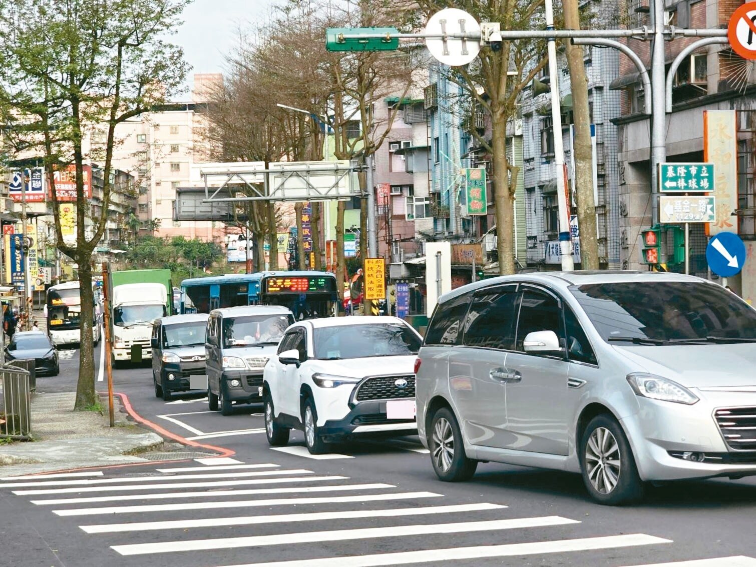 基隆因通勤及往新北金山萬里的車流量大,尖峰時段湧入國3基金交流道,導致基金一到三路壅塞。記者游明煌/攝影