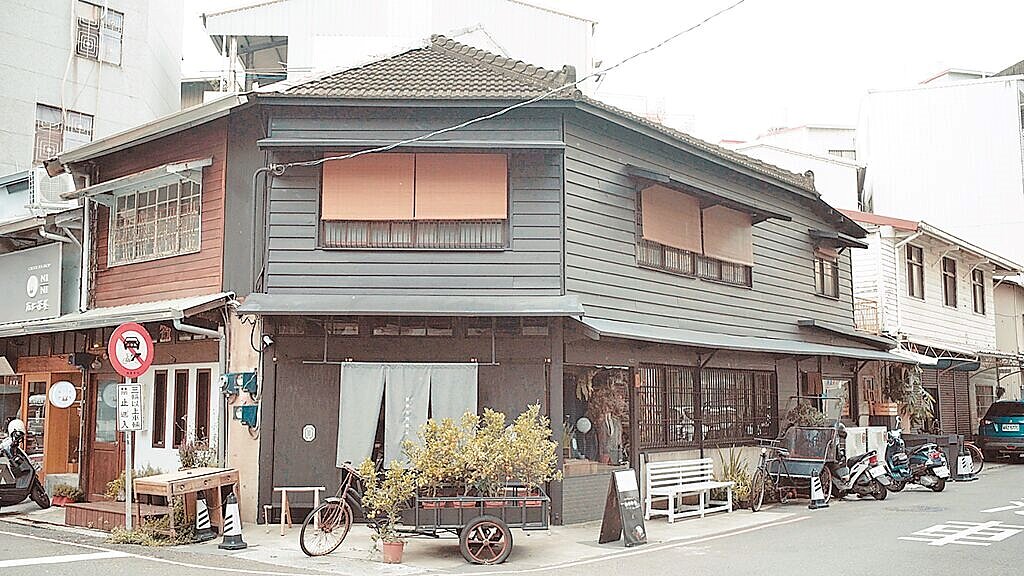 嘉義市老屋卸妝計畫修繕「新華美西裝社」,重現老屋質樸之美,目前是人氣咖啡店。圖/嘉市府提供