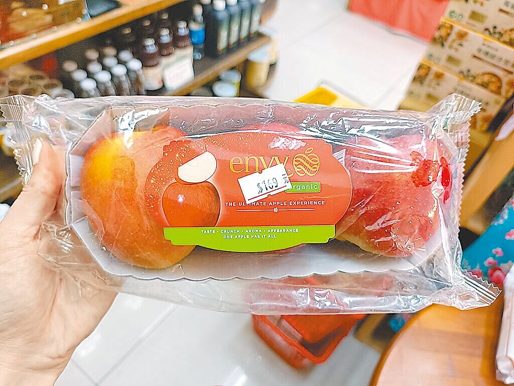 棉花田生機園地信義門市的「有機愛妃Envy蘋果」宣稱有機,卻遭檢出殘留殺蟲劑亞滅培。圖/台北市衛生局提供