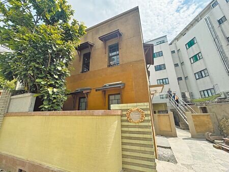 後年將屆百年的湯德章故居,修復竣工後,13日首度對外開放,目前湯德章紀念協會正爭取歷史街區容積移轉,若成功將是台南歷史街區首例。(曹婷婷攝)