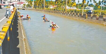 
高雄那瑪夏首度試辦「漂漂河」水上活動，將於4月1日正式登場，免費開放8歲以上民眾體驗；圖為美濃區漂漂河水域活動照片。（林雅惠攝）
