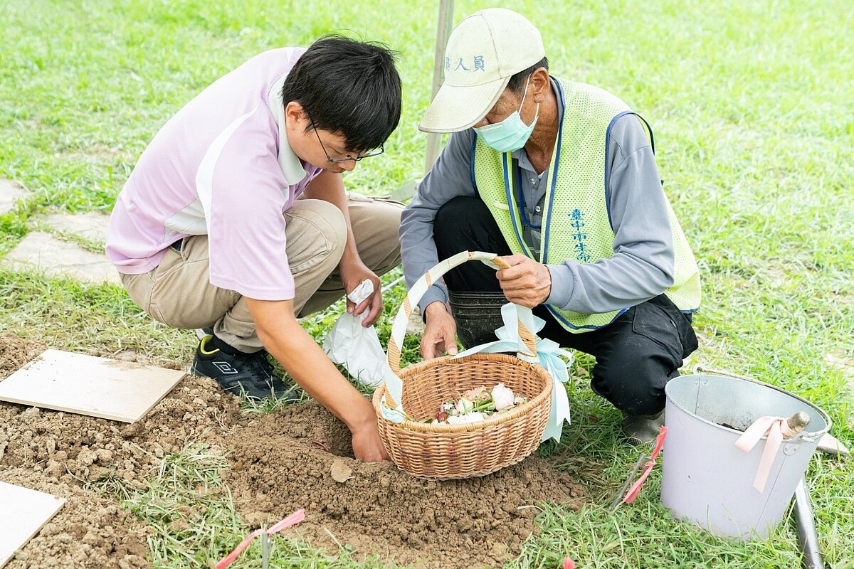 近年樹葬有上升趨勢,台中10年間樹葬件數增加8倍以上,市府修法免去樹葬規費3000元。圖/市府提供