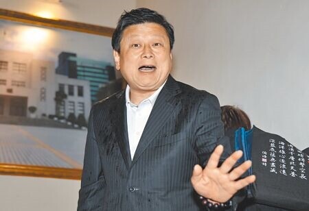 
國民黨立法院黨團總召傅萁14日出面表示，是員工宿舍被搜索並非他的住家，此案與他無關。（姚志平攝）
