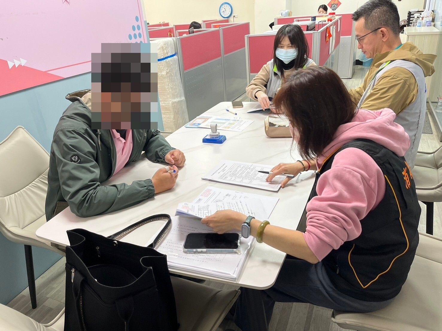為促進租賃轉租契約的公平合理,進一步保障包租業服務對象的權益,桃園消保官、地政局查核桃市轄區內6家包租業者已簽約之住宅轉租契約共12份。圖:法務局提供