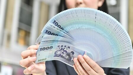 新台幣兌美元匯率短線再陷33元整數攻防戰。圖∕本報資料照片