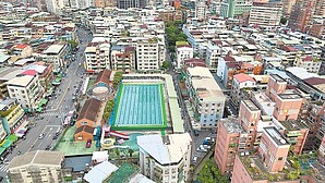 新店建國泳池　議員促都更活化