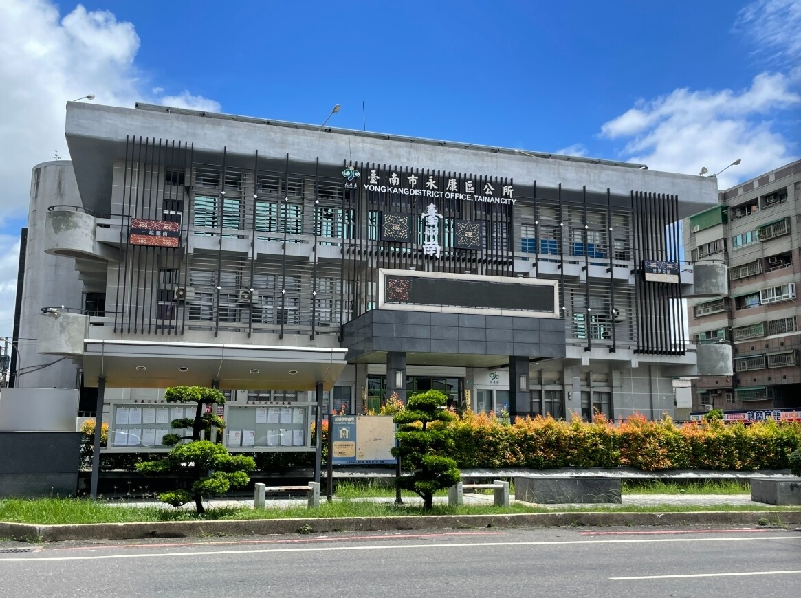 許姓婦人騎車行經台南市永康區國光五街，因人孔蓋導致機車彈跳飛起失控自摔倒地，傷重不治死亡；家屬主張人孔蓋與路面未齊平，向永康區公所請求國家賠償。本報資料照片 