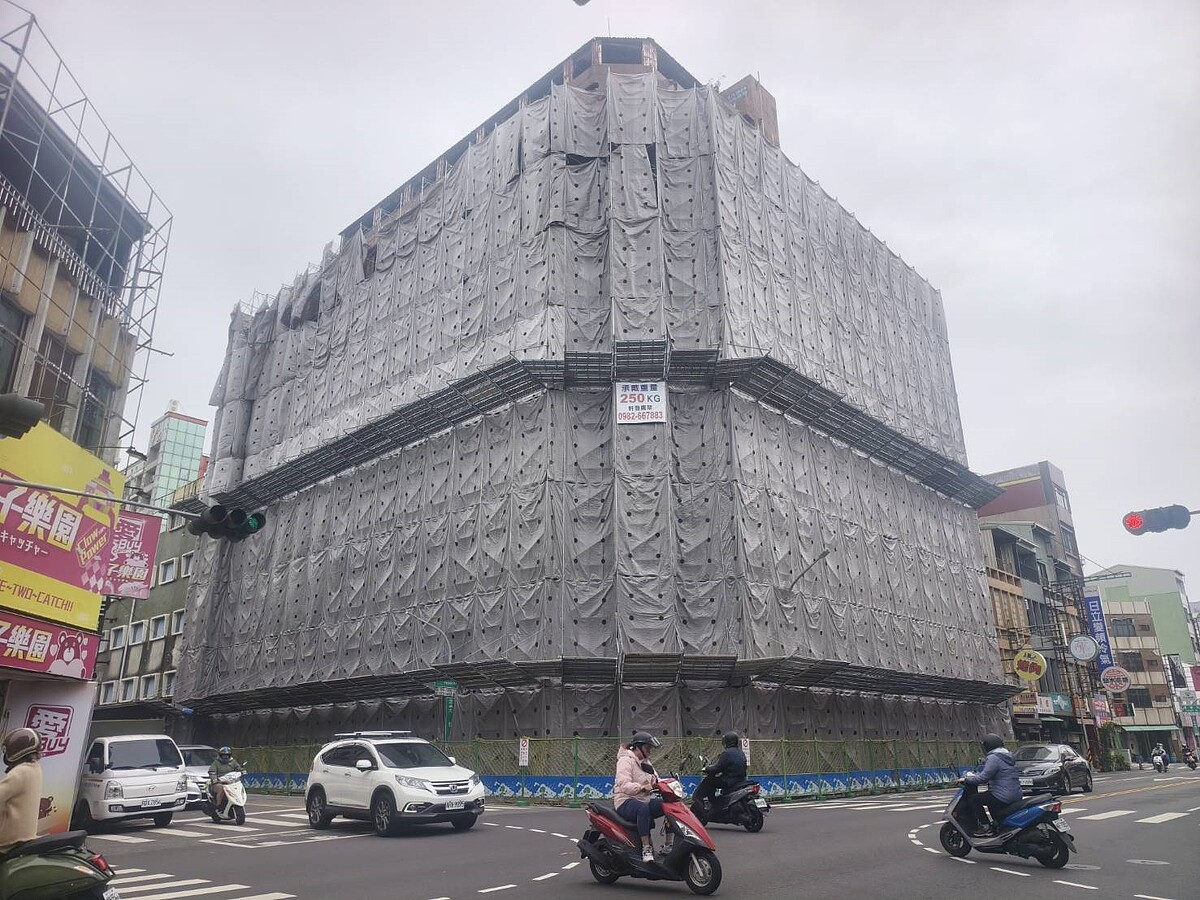 台南來亞大樓建物安全鑑定報告出爐,被判定將整棟拆除,工務局現階段會要求建物所有權人或管委會限期45天改善拆除,若未改善,公權力就會介入,近期也將提供建物安全鑑定報告供住戶閱覽。記者萬于甄/攝影
