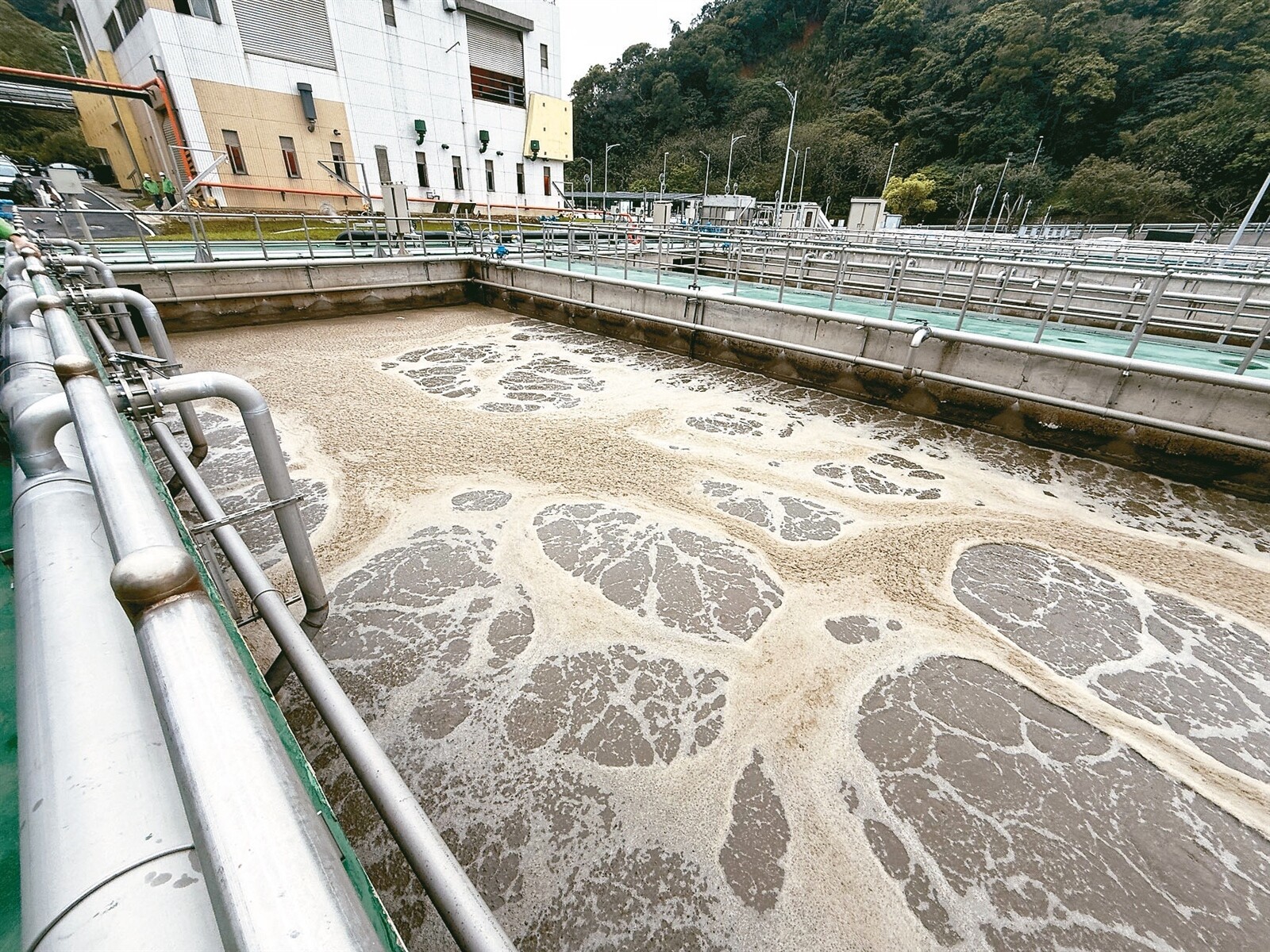 新北林口區水資源回收中心第二期擴建工程今年1月試營運,每日汙水處理量提升至4.6萬噸。記者張策/攝影