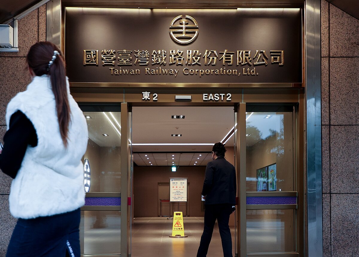 台鐵產業工會控訴，台鐵公司為節流「歪招盡出」，除禁止外勤員工使用微波爐等電器外，更要求各處加強加班管制，不惜違法強制員工補休。聯合報系資料照 