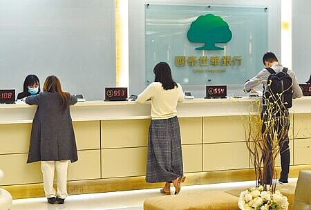 具陸資背景的「認和科技」透過新加坡繞道來台設立分公司,承接國泰世華銀行「信用卡核心系統」升級專案,引發卡友擔憂,國泰世華銀行表示已解約。(本報資料照片)
