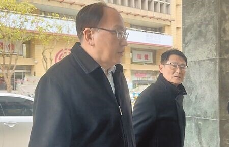 
新北市副市長陳純敬（右）與新北市捷運局長李政安（左）18日赴基隆市政府拜訪市長謝國樑討論基隆捷運興建事宜。（張志康攝）
